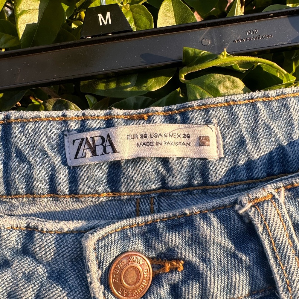 ZARA LIGHT WASH JEANS